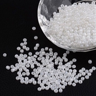 2 mm. hvide, skinnende glasperler, 50 g.